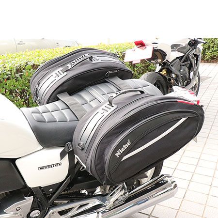 Motocyklové sedlové tašky se připevňují přímo na zadní sedadlo pomocí suchých zipů a bočních popruhů.